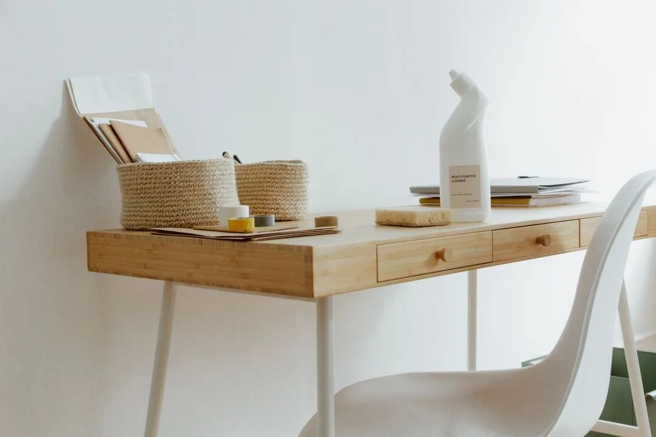 Un couple enveloppant des meubles dans un appartement lumineux, se préparant à déménager.